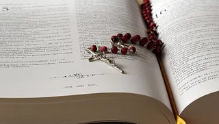  Kirchengemeinde blickt während des Gottesdienstes auf Altar und Chor.