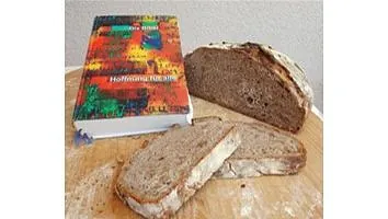  Kirchengemeinde blickt während des Gottesdienstes auf Altar und Chor.