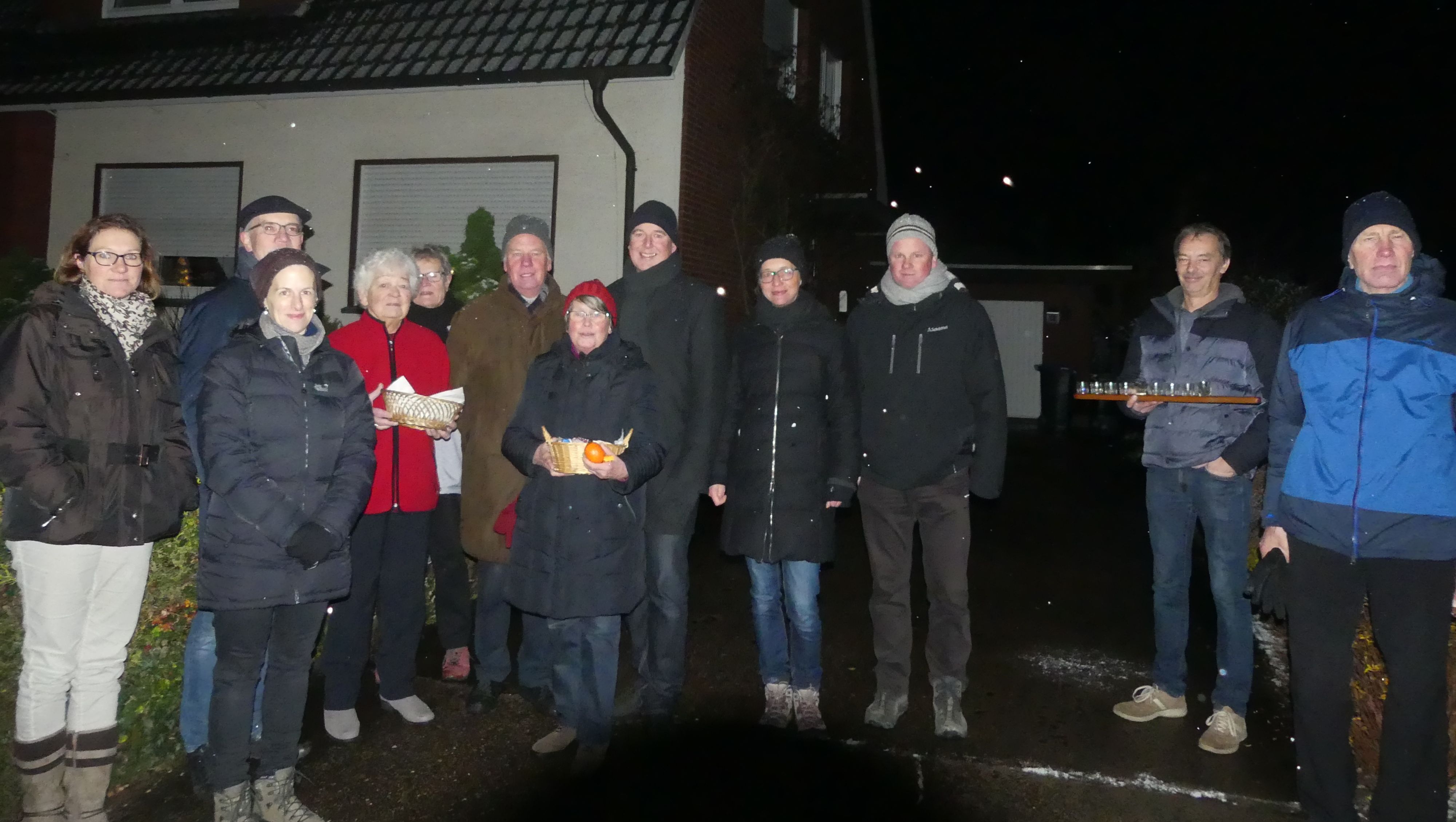 Kirchen-Blasorchester spielt, geleitet von einem Dirigenten, vor einem Holzkreuz.