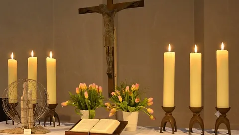 Friedhofsweg mit Bäumen; Logo Evangelischer Friedhof Gütersloh.