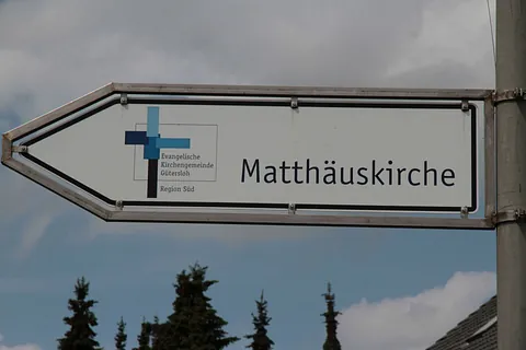 Richtungsschild zur Matthäuskirche (Evangelische Kirchengemeinde Gütersloh).