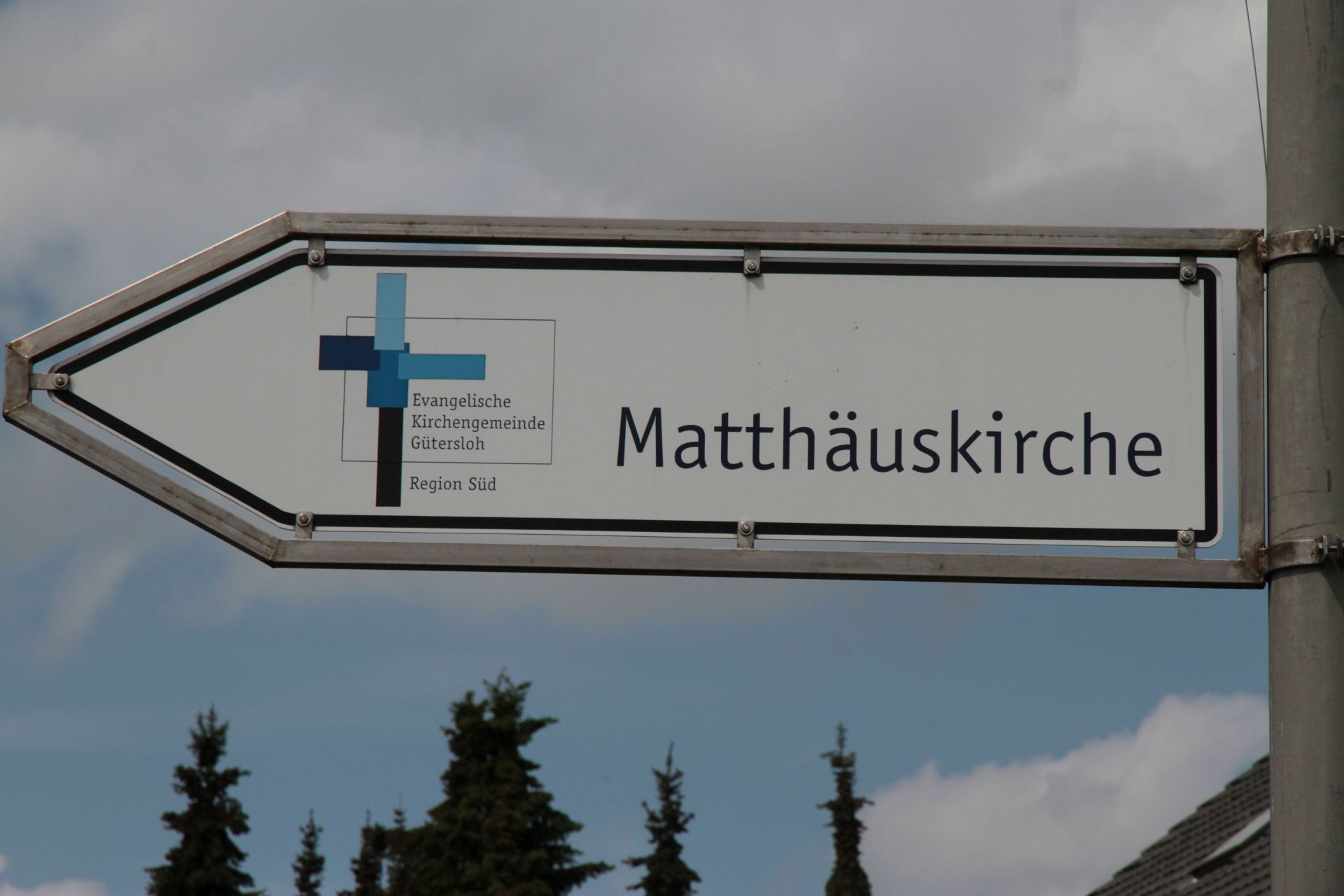 Richtungsschild zur Matthäuskirche (Evangelische Kirchengemeinde Gütersloh).
