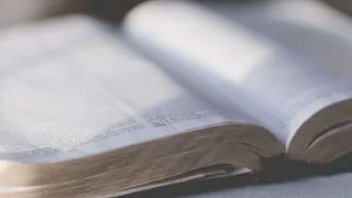Nahaufnahme von brennenden Votivkerzen in einer Kirche.
