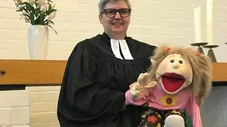 Zwölf Mitglieder des Kirchenvorstands oder Ältestenrates in Kirchenbänken.