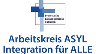 Zwölf Mitglieder des Kirchenvorstands oder Ältestenrates in Kirchenbänken.