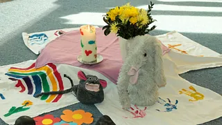  Kirchengemeinde blickt während des Gottesdienstes auf Altar und Chor.