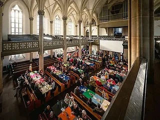 Modernes Kirchengebäude mit Ziegeln, Beton und braunen geometrischen Platten.