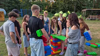  Kirchengemeinde blickt während des Gottesdienstes auf Altar und Chor.