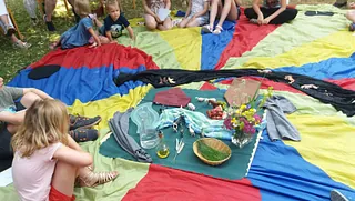  Kirchengemeinde blickt während des Gottesdienstes auf Altar und Chor.