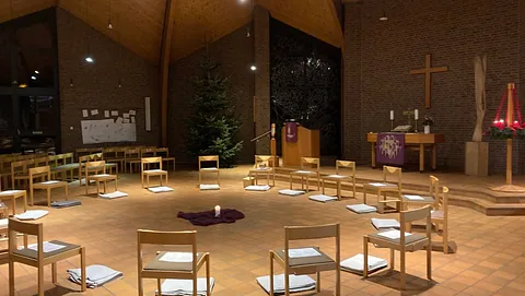 Friedhofsweg mit Bäumen; Logo Evangelischer Friedhof Gütersloh.