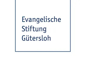 Modernes Kirchengebäude mit Ziegeln, Beton und braunen geometrischen Platten.