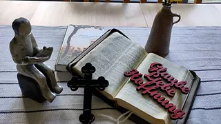 Nahaufnahme von brennenden Votivkerzen in einer Kirche.