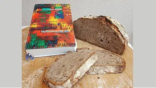Zwölf Mitglieder des Kirchenvorstands oder Ältestenrates in Kirchenbänken.