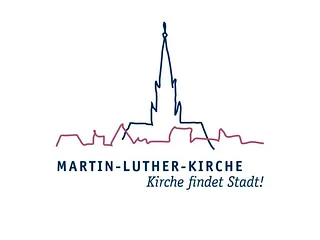 Historische Steinkirche mit hohem Schieferdach gegen blauen Himmel.