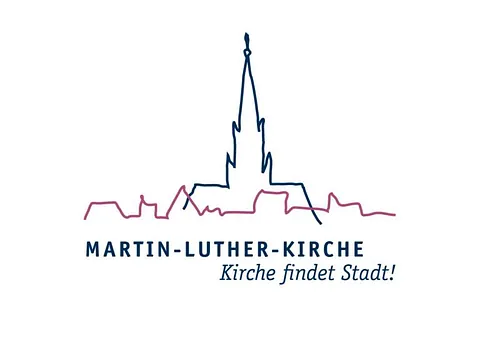 Historische Steinkirche mit hohem Schieferdach gegen blauen Himmel.