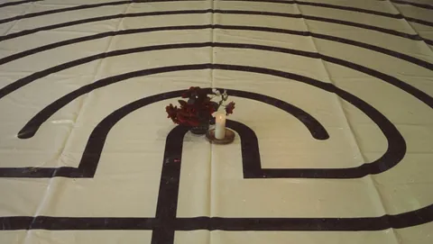 Nahaufnahme von brennenden Votivkerzen in einer Kirche.