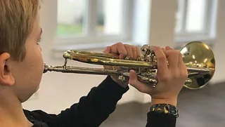 Nahaufnahme von brennenden Votivkerzen in einer Kirche.