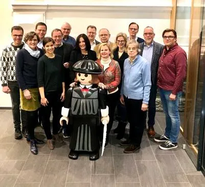 Kirchengruppe posiert mit einer großen Playmobil Lutherfigur.