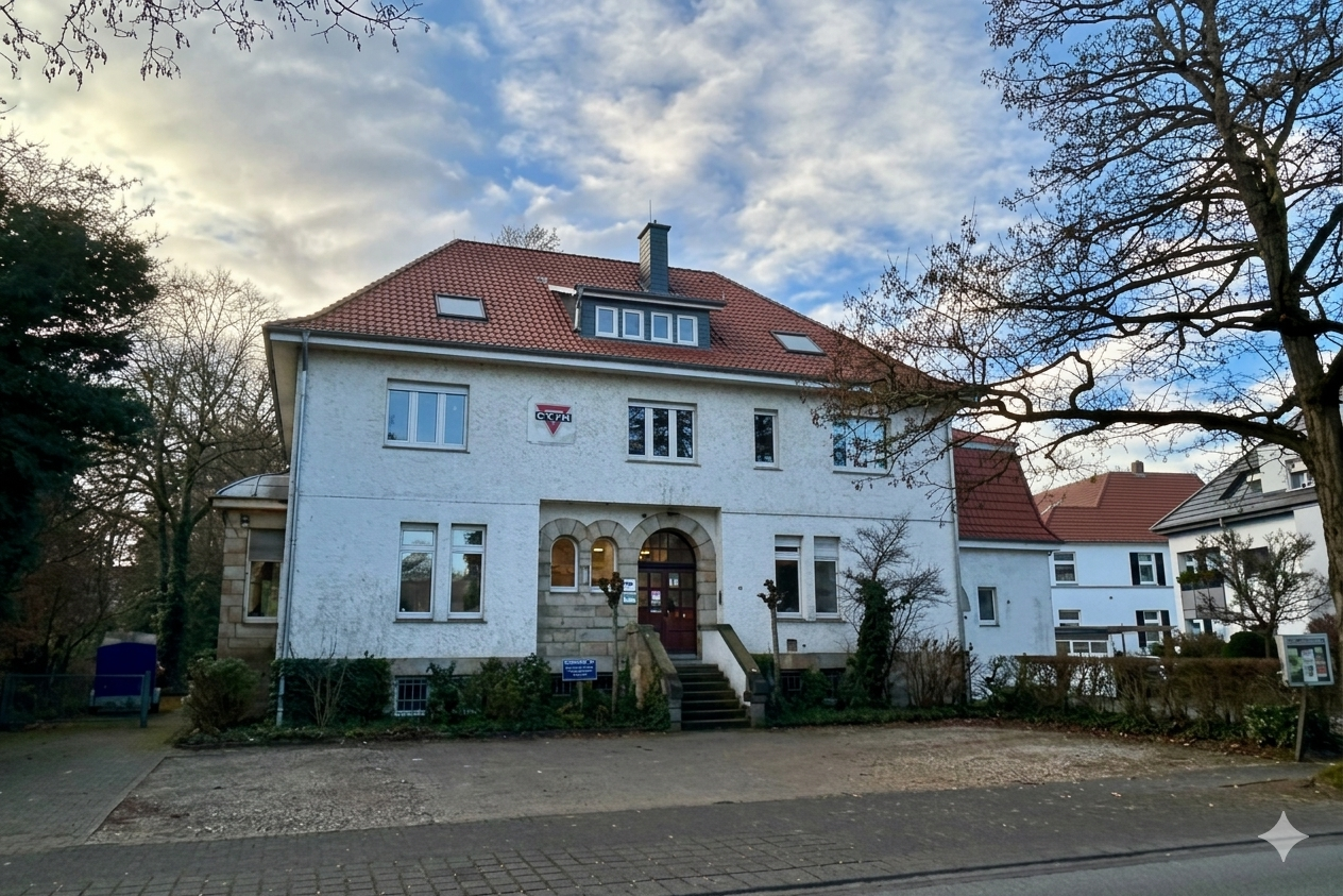 Moderne Backsteinkirche mit braunem Turm und violettem Banner über Freiheit.