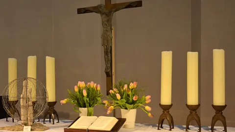 Friedhofsweg mit Bäumen; Logo Evangelischer Friedhof Gütersloh.