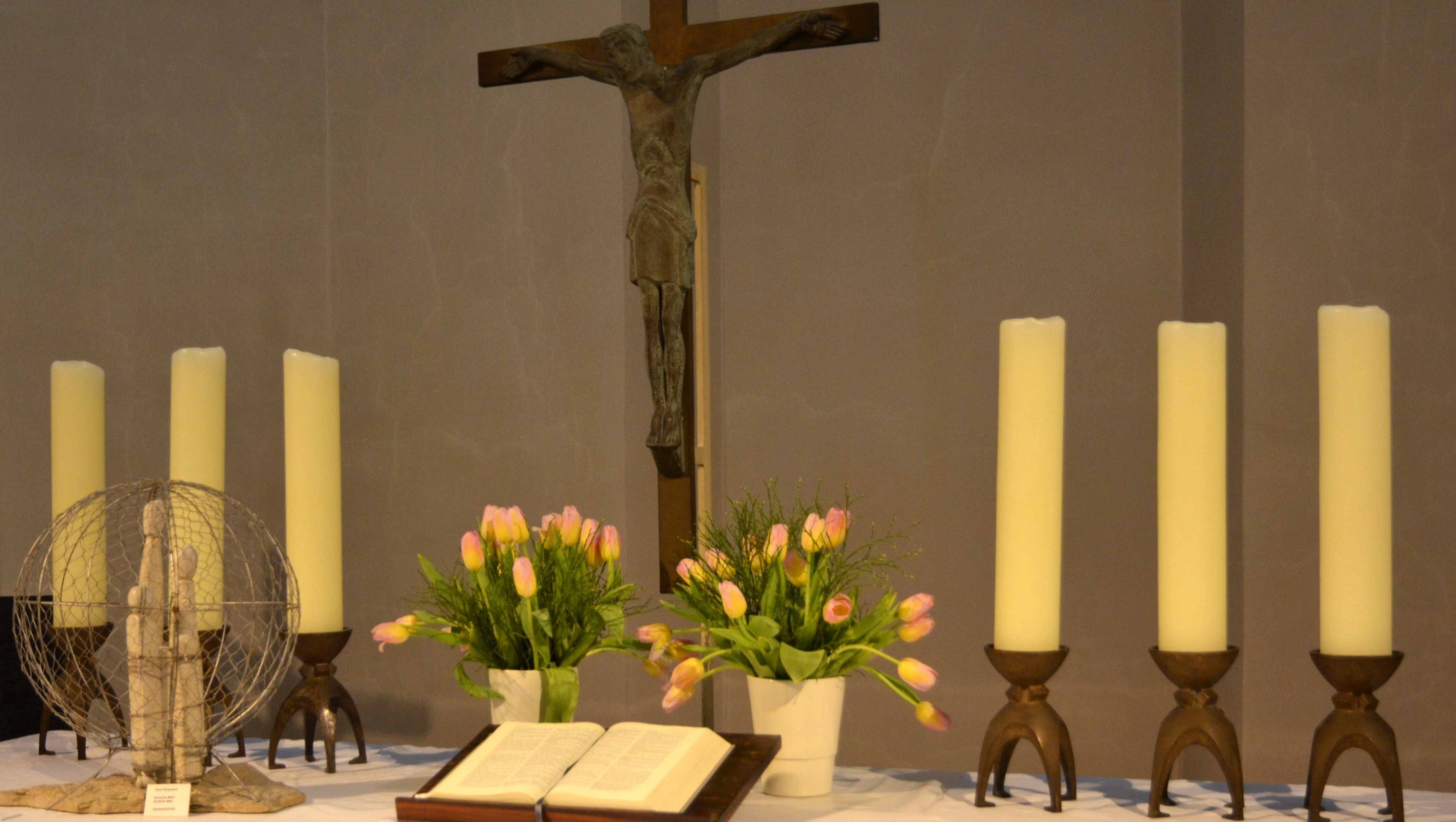 Friedhofsweg mit Bäumen; Logo Evangelischer Friedhof Gütersloh.