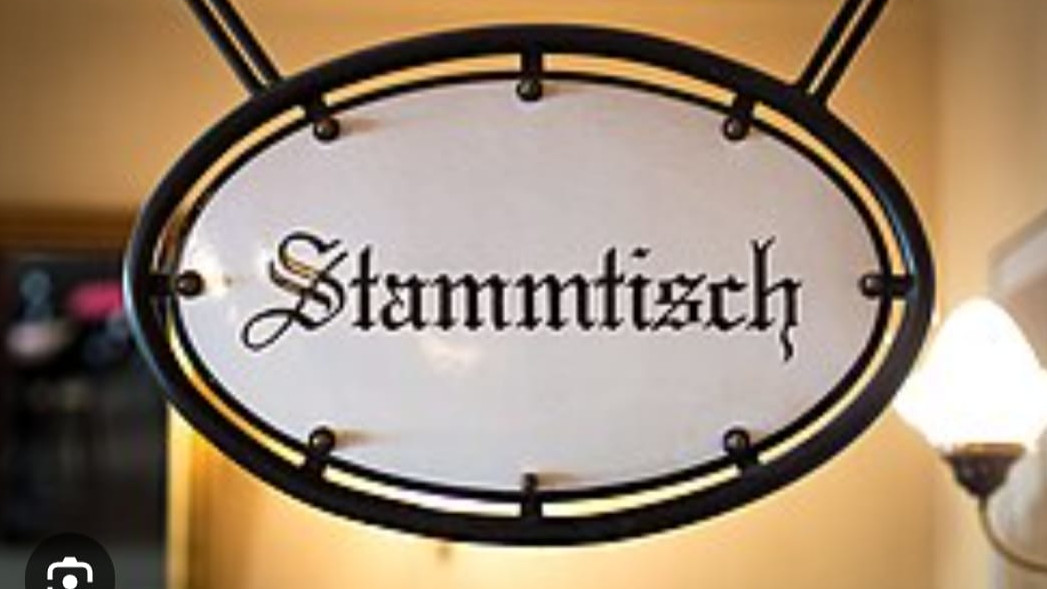 Nahaufnahme von brennenden Votivkerzen in einer Kirche.