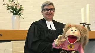  Kirchengemeinde blickt während des Gottesdienstes auf Altar und Chor.