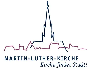 Moderne Backsteinkirche mit sechseckigem Dach und einem Kreuz auf der Spitze.