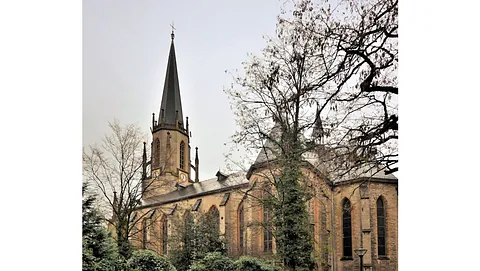 Nahaufnahme von brennenden Votivkerzen in einer Kirche.