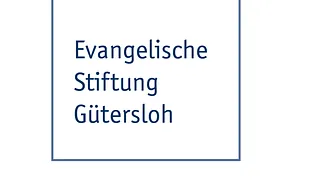 Zwölf Mitglieder des Kirchenvorstands oder Ältestenrates in Kirchenbänken.