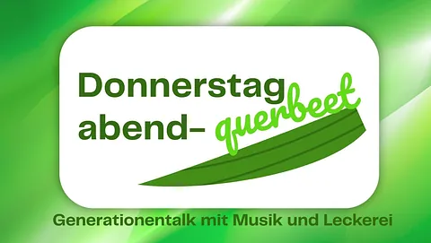 Nahaufnahme von brennenden Votivkerzen in einer Kirche.